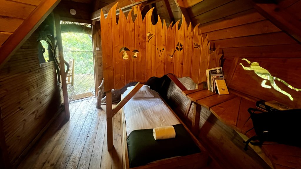 Une vue dans une cabane d'un lit à étage