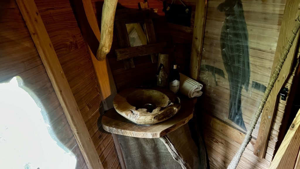 Un lavabo dans une cabane