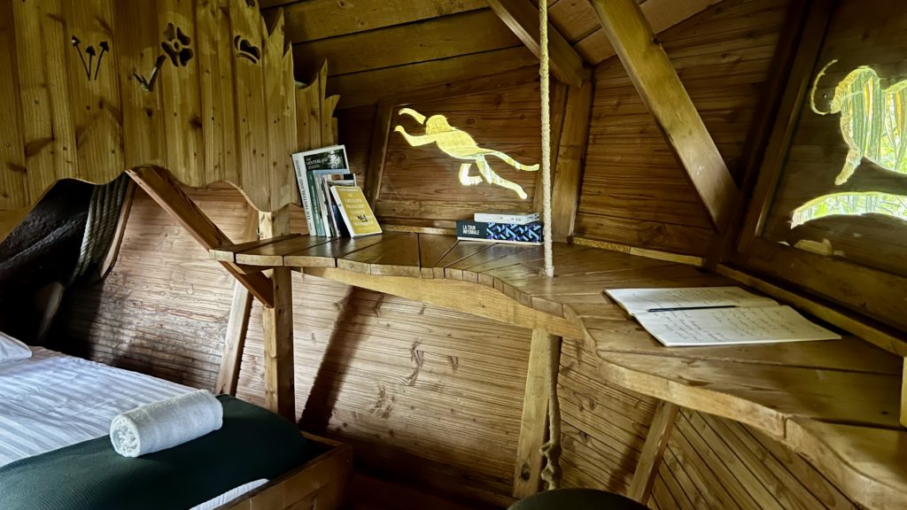 Une vue dans une cabane avec un bureau et un livre