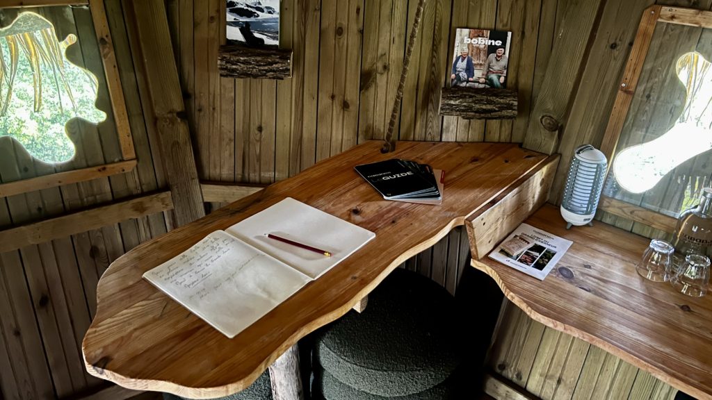 Un bureau dans une cabane avec un livre