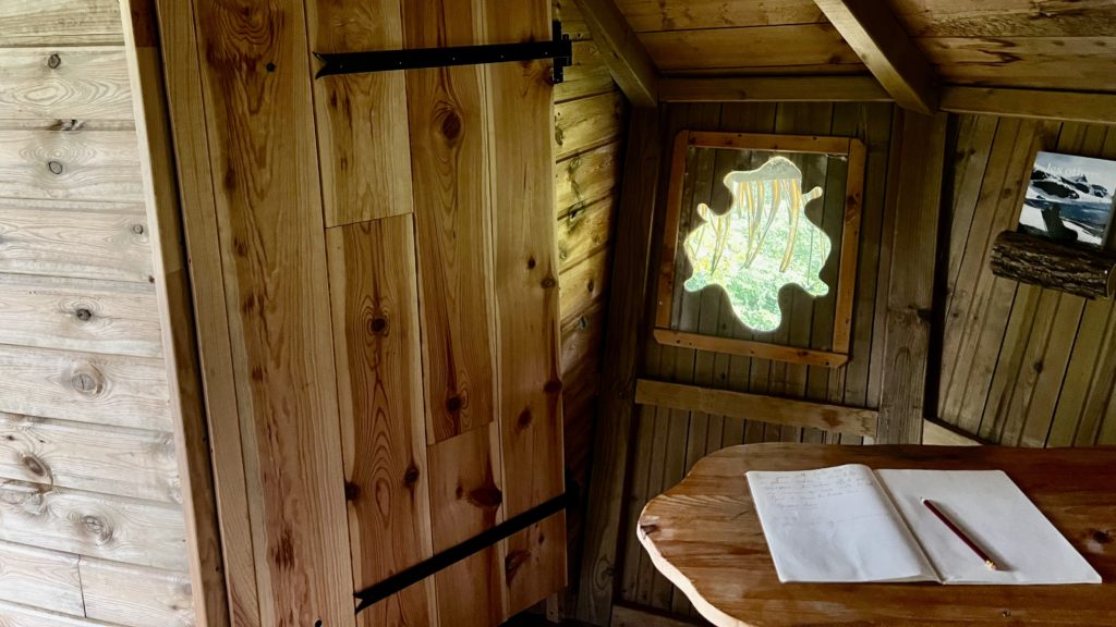 Une vue intérieure d'une cabane avec un bloc-note