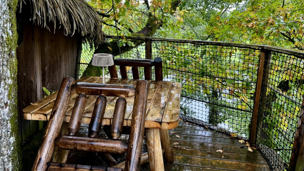 Une vue sur une table avec des chaises dans une cabane