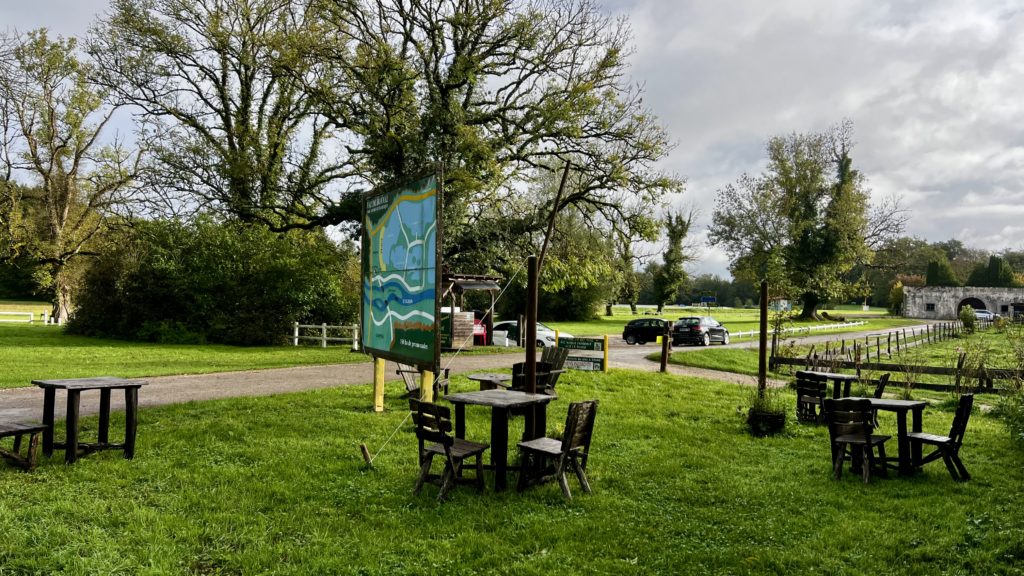 Une prairie avec des tables et des chaises en bois