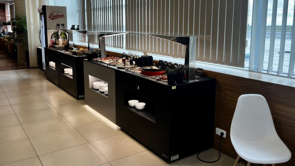 Un buffet de plats dans un salon d