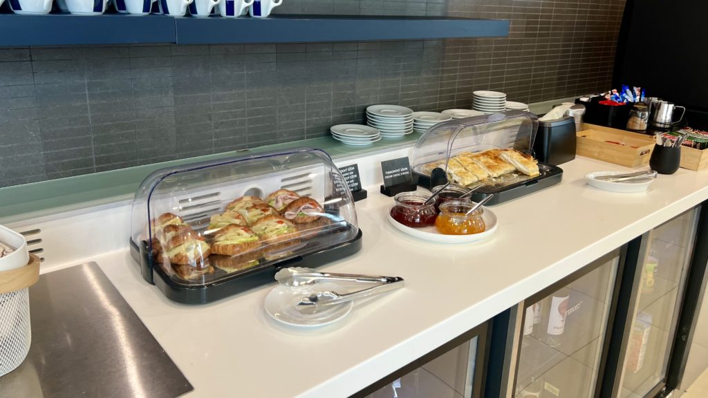 Des petits sandwichs dans un buffet d