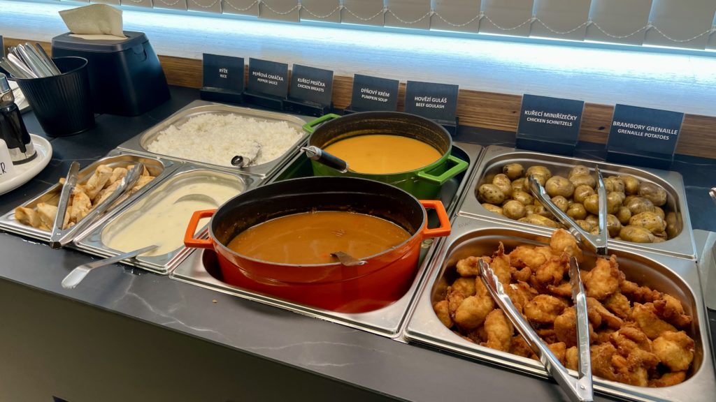 Des plats chauds : une soupe, une goulash, des pommes de terre, du riz et du poulet