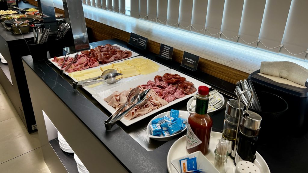 Un buffet de plats froids composé de charcuteries et de fromage