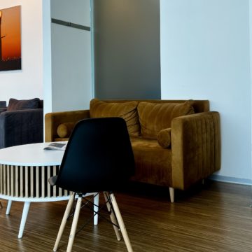 Une photo d'un salon d'aéroport