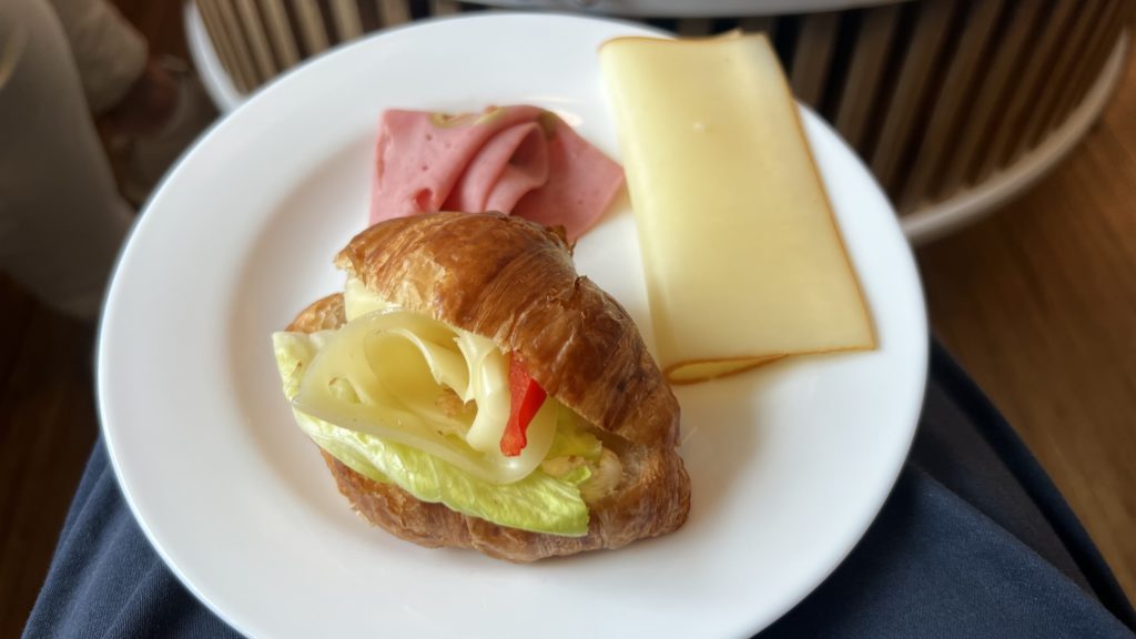 Une assiette dans un salon d