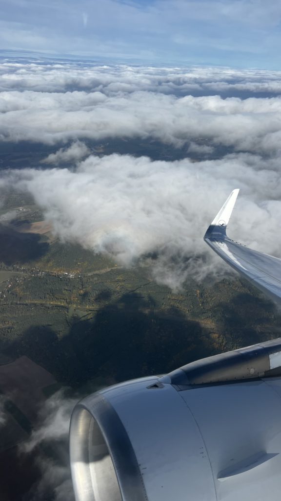 Une vue d'aile et de paysage prise depuis un avion
