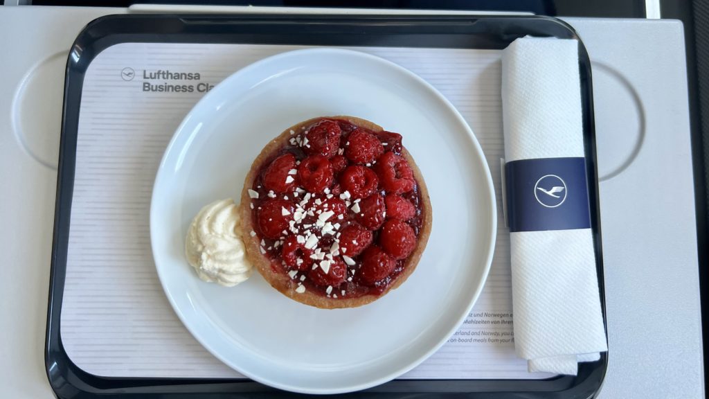 Une tartelette aux framboises servie sur un plateau en Business Class Lufthansa