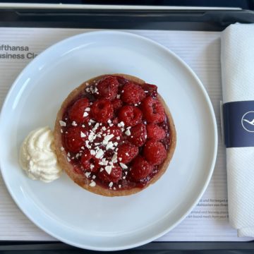 Une tartelette aux framboises servie sur un plateau en Business Class Lufthansa