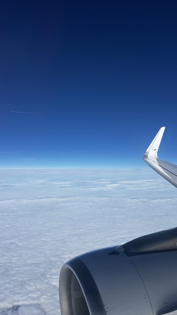 Une vue d'aile d'avion Lufthansa et de nuages prise depuis un avion