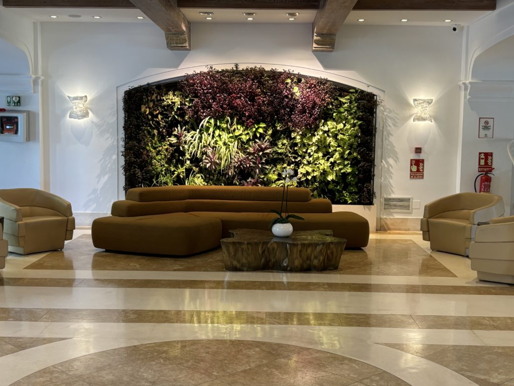Un fauteuil dans le hall d'entrée au The Westin la Quinta à Marbella, en Espagne