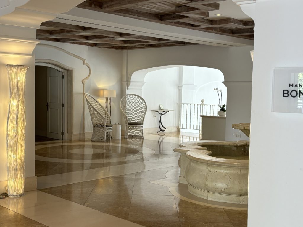Le hall d'entrée avec des fauteuils au The Westin la Quinta à Marbella, en Espagne