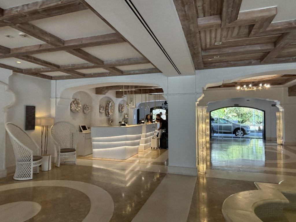 Le hall d'entrée et la réception au The Westin la Quinta à Marbella, en Espagne