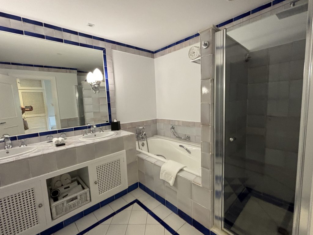 La salle de bain de la chambre au The Westin la Quinta à Marbella, en Espagne