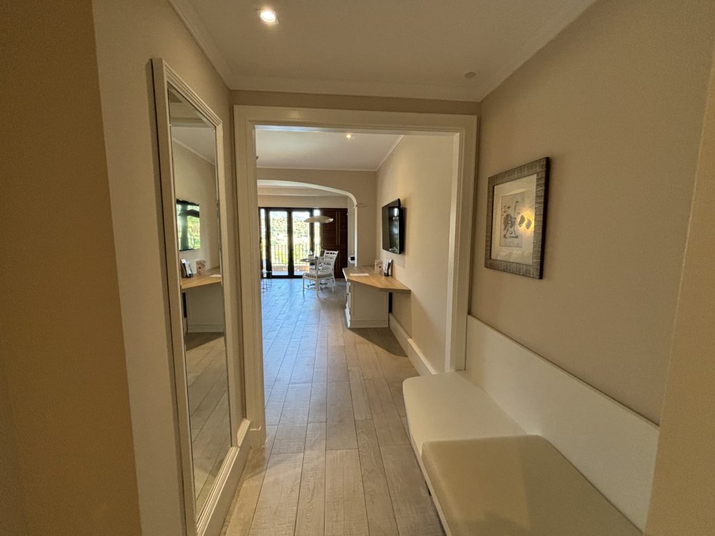 Le couloir d'entrée dans une chambre au The Westin la Quinta à Marbella, en Espagne