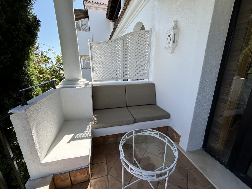 Une terrasse extérieure d'une chambre au The Westin la Quinta à Marbella, en Espagne