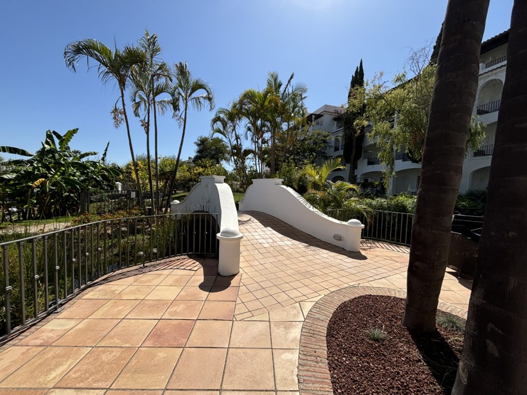 Un chemin extérieur au The Westin la Quinta à Marbella, en Espagne