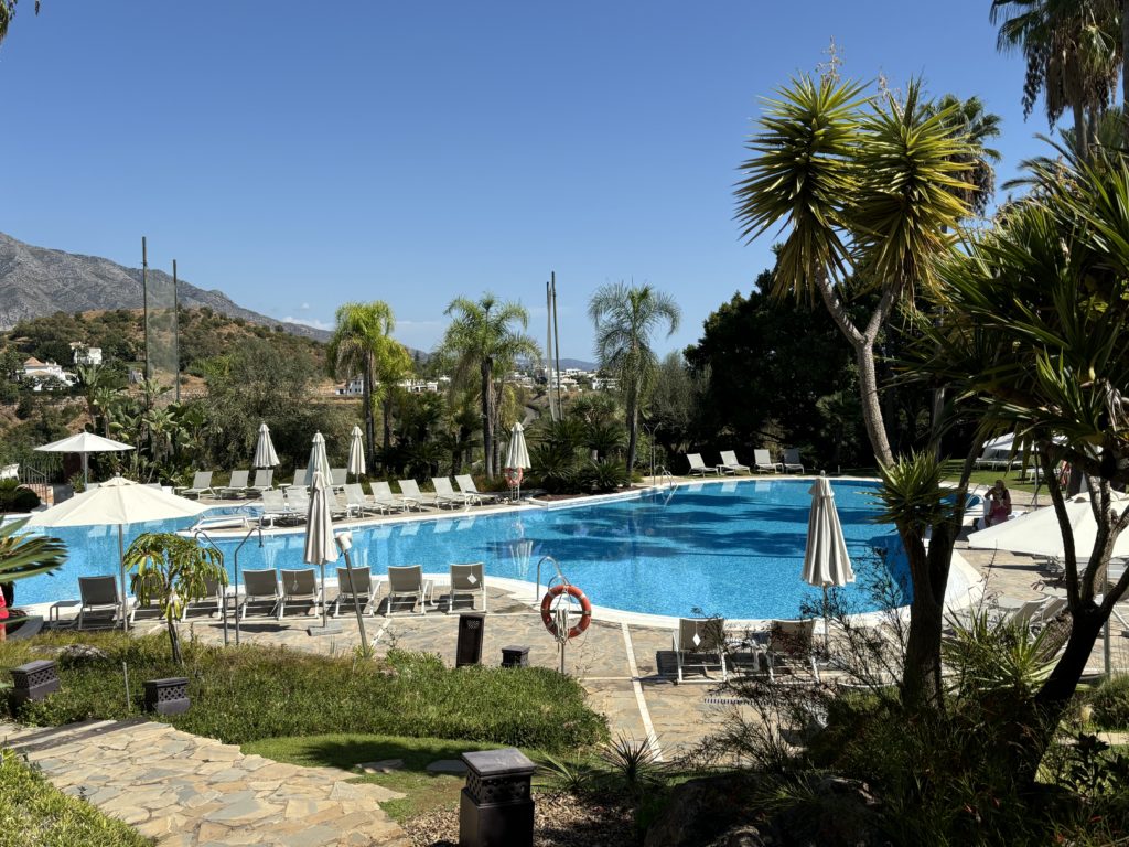 La piscine au The Westin la Quinta à Marbella, en Espagne