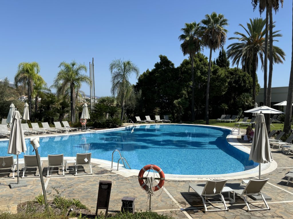 La piscine au The Westin la Quinta à Marbella, en Espagne