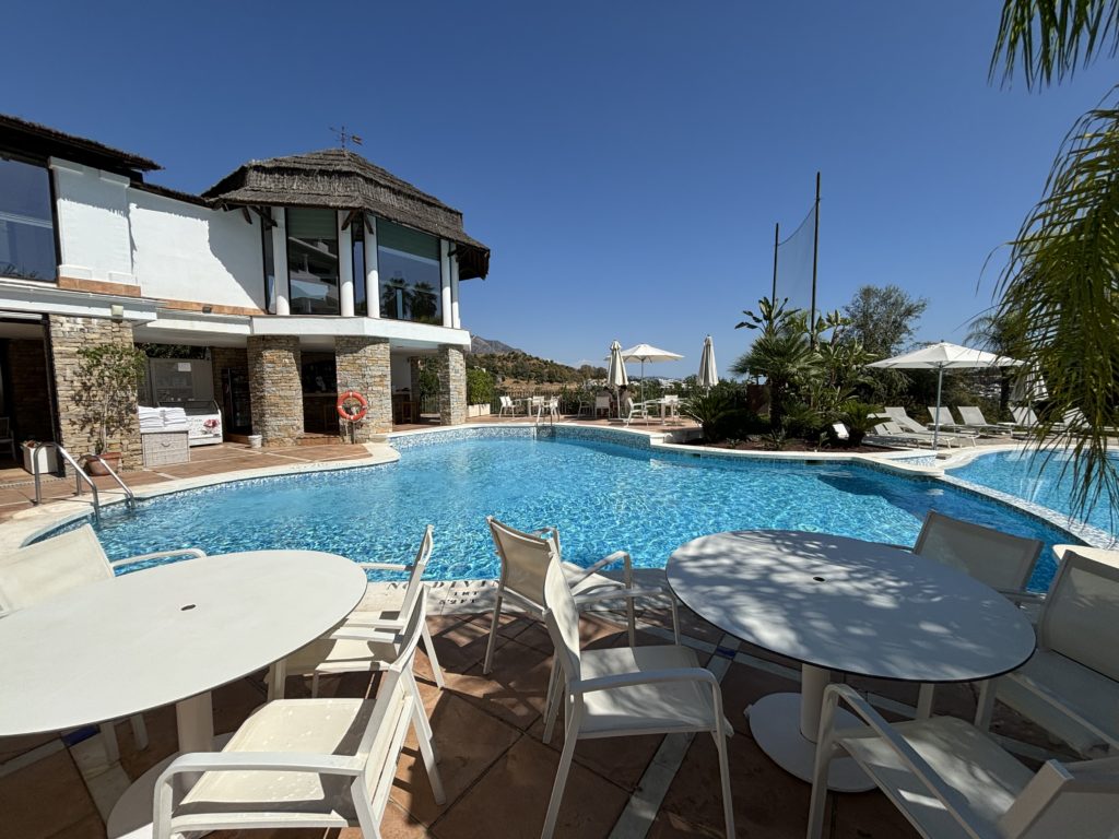 La terrasse de la piscine au The Westin la Quinta à Marbella, en Espagne