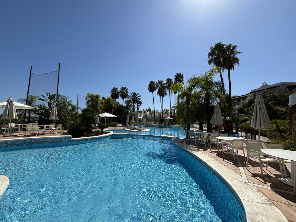 La piscine au The Westin la Quinta à Marbella, en Espagne