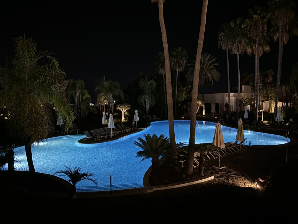 Une vue de nuit sur la piscine au The Westin la Quinta à Marbella, en Espagne