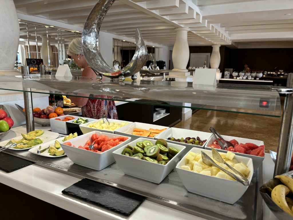 Des fruits frais présentés au buffet du petit-déjeuner au The Westin la Quinta à Marbella, en Espagne