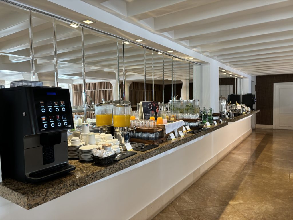 Le buffet de boissons au petit-déjeuner au The Westin la Quinta à Marbella, en Espagne