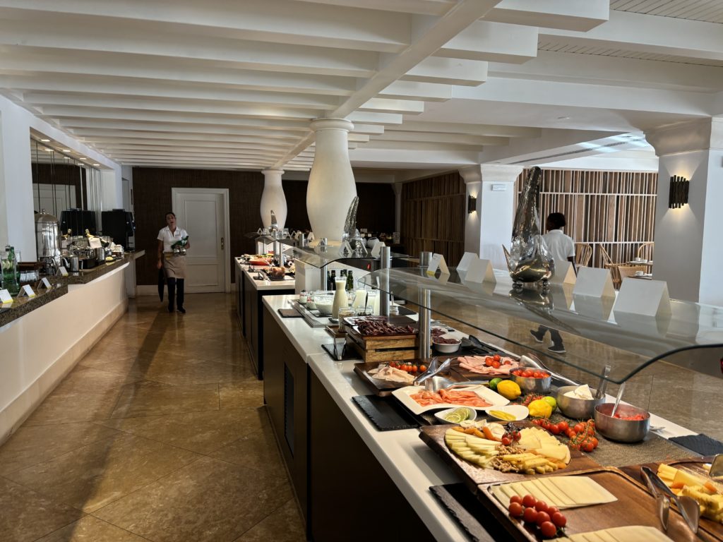 Une photo du buffet du petit-déjeuner au The Westin la Quinta à Marbella, en Espagne