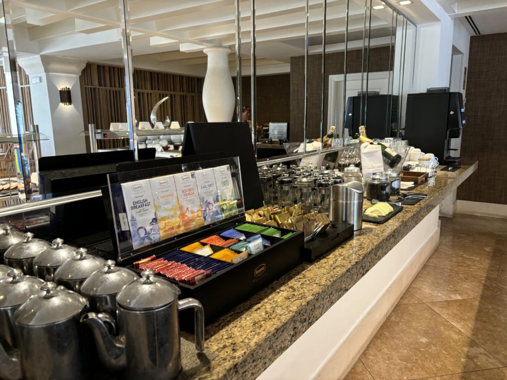 Du thé en libre-service au The Westin la Quinta à Marbella, en Espagne