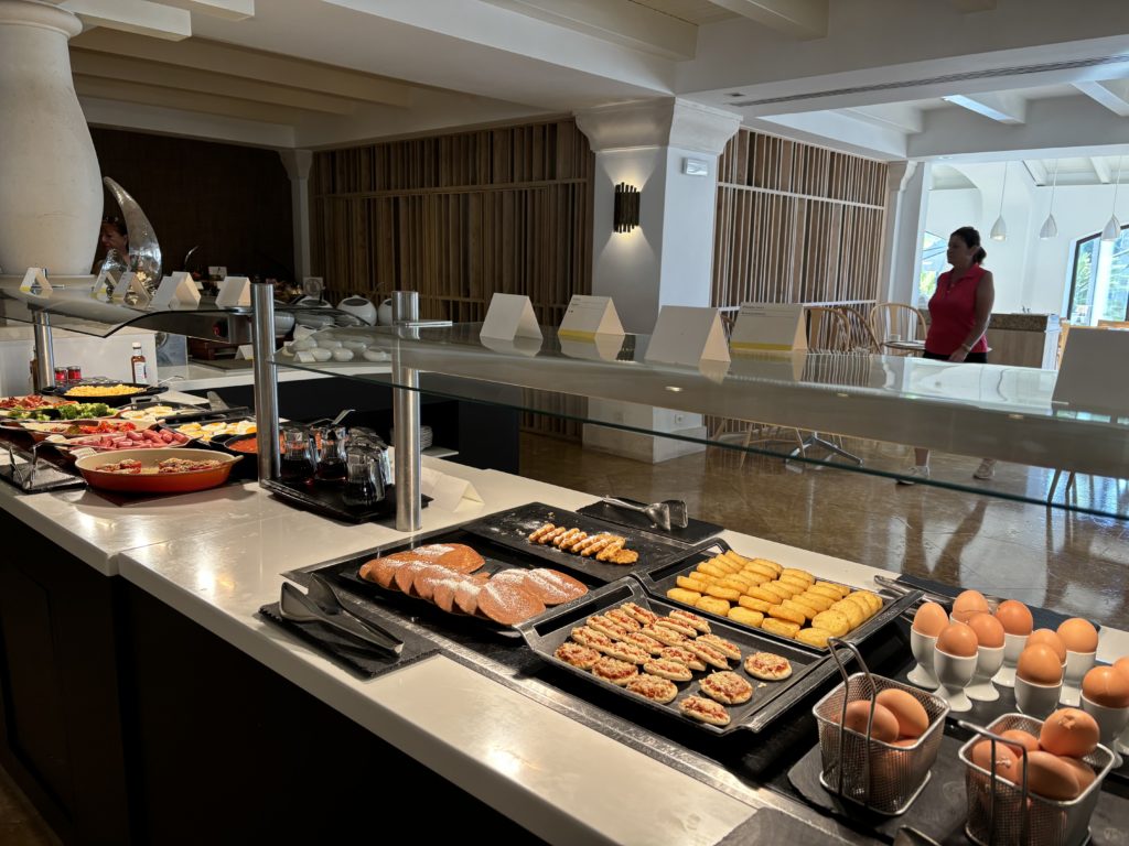 Un buffet de petit déjeuner au The Westin la Quinta à Marbella, en Espagne