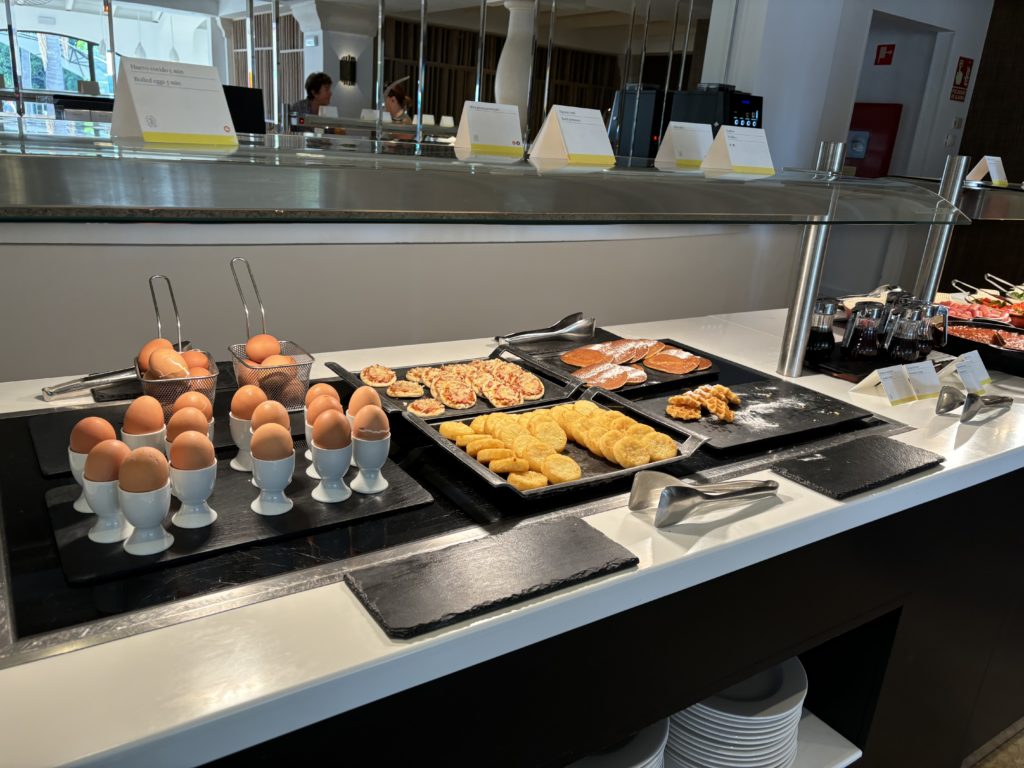 Un buffet de petit-déjeuner composé d'œufs, de galettes de pomme de terres et de mini-pizza au The Westin la Quinta à Marbella, en Espagne