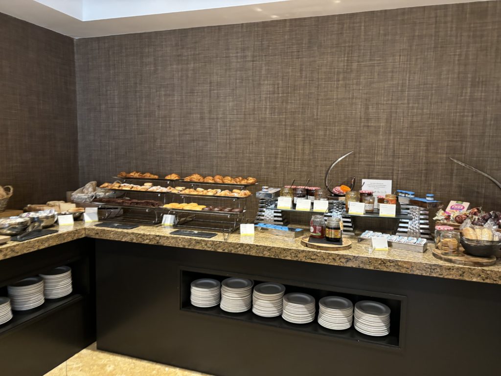Un buffet de petit-déjeuner au The Westin la Quinta à Marbella, en Espagne