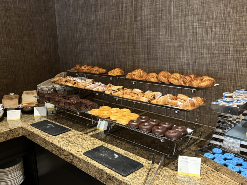 Un buffet du petit-déjeuner composé de pâtisseries au The Westin la Quinta à Marbella, en Espagne