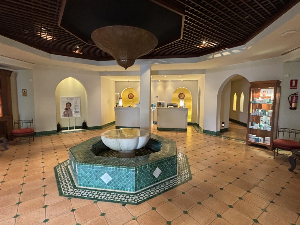 Une entrée d'un SPA avec une fontaine