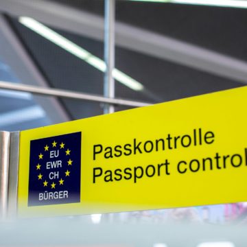 Passkontrolle Passport control signage