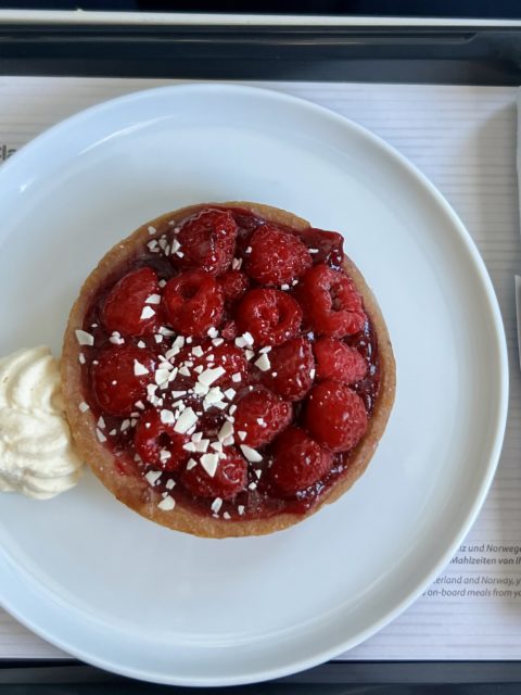 Une tartelette aux framboises servie sur un plateau en Business Class Lufthansa