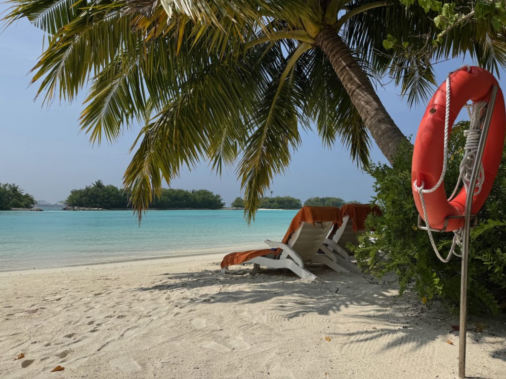 Des transats sur une plage aux Maldives
