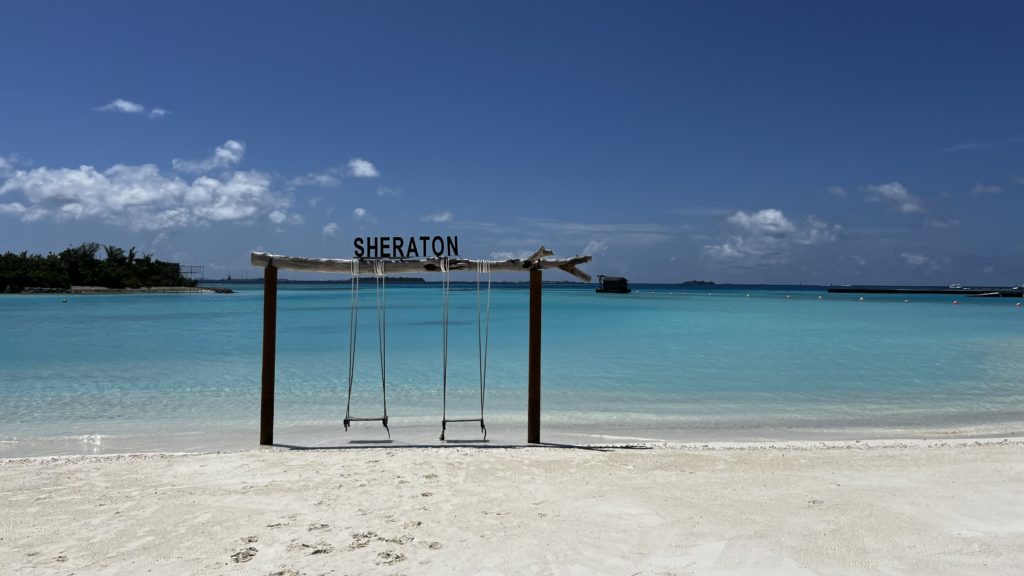 Une balançoire avec le nom de l