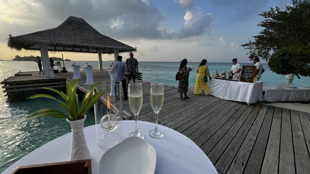 Un cocktail de boissons au bord de l