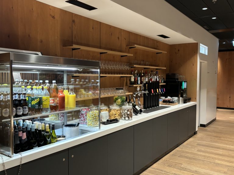 SWISS Salon D à Zürich : détente, vue sur les pistes et buffet gourmand