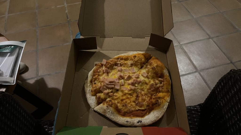 Une pizza dans une boite en carton