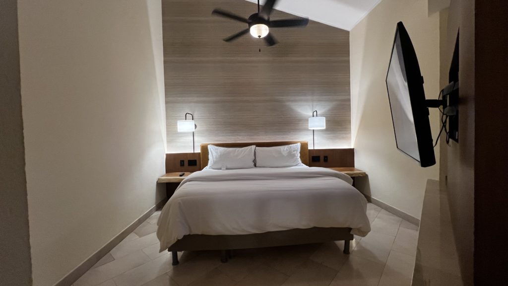 Un lit dans une chambre d