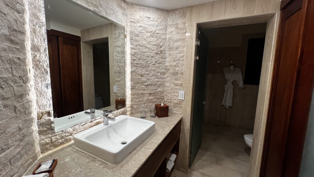 Un lavabo avec miroir dans une salle de bain