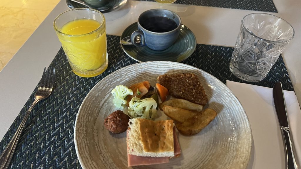 Une assiette de petit-déjeuner avec un jus et un café
