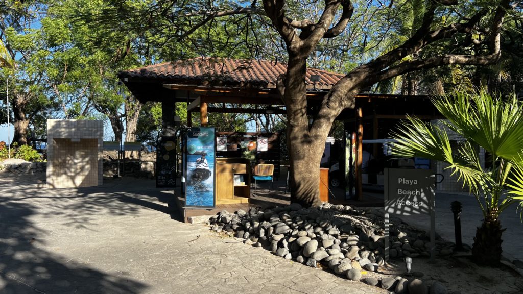 Un accès à la plage avec des activités nautiques