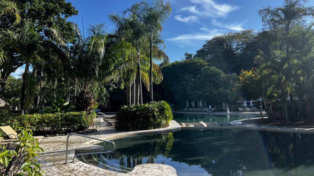 Une piscine dans un hôtel